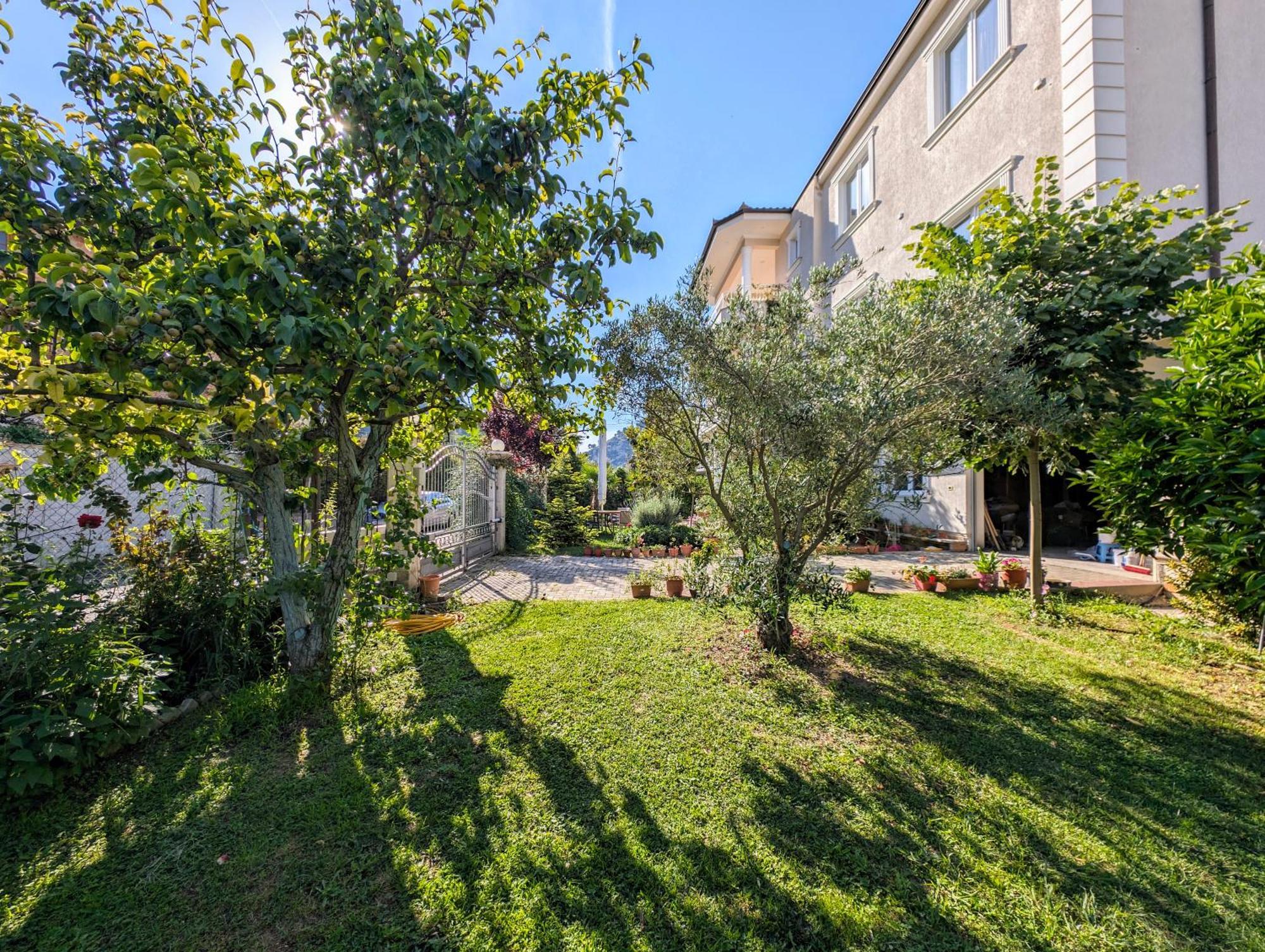 Villa With Garden And Veranda Berat Eksteriør billede